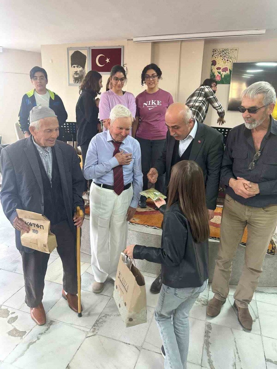 Niğde’de Bilsem Öğrencileri Huzurevini Ziyaret Etti