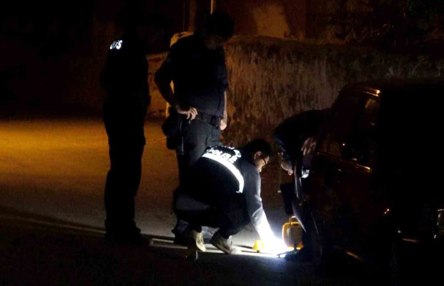 Tüfeği Göstermek İstedi, Çıkarırken Kendini Vurdu