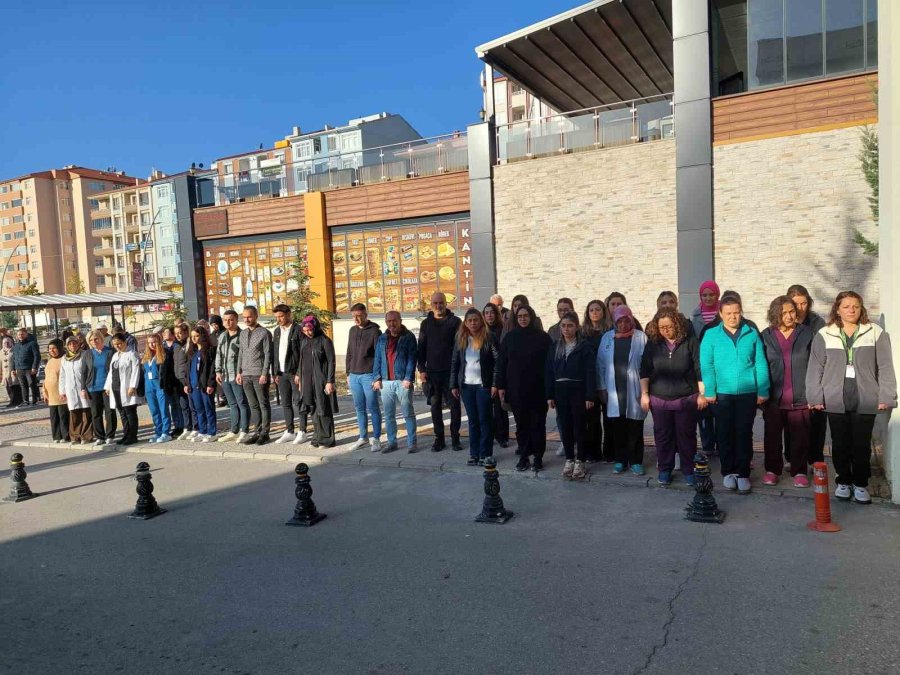Niğde’de Sağlık Çalışanları Gazi Mustafa Kemal Atatürk’ü Saygı İle Andı