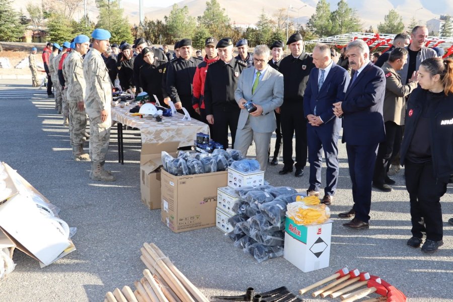 Niğde’de Arama Kurtarmada Kullanılmak Üzere Alınan Malzemeler Jandarma Ekiplerine Teslim Edildi