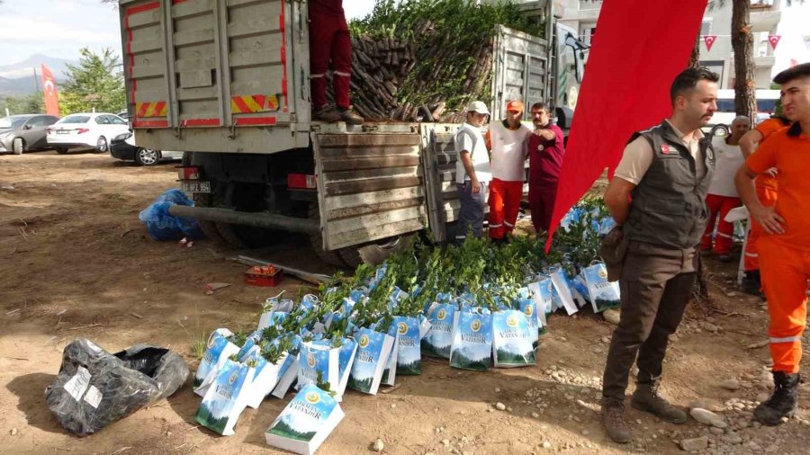 ‘milli Ağaçlandırma Günü’nde Manavgat Yangın Bölgesinde Ağaç Dikimi Yapıldı