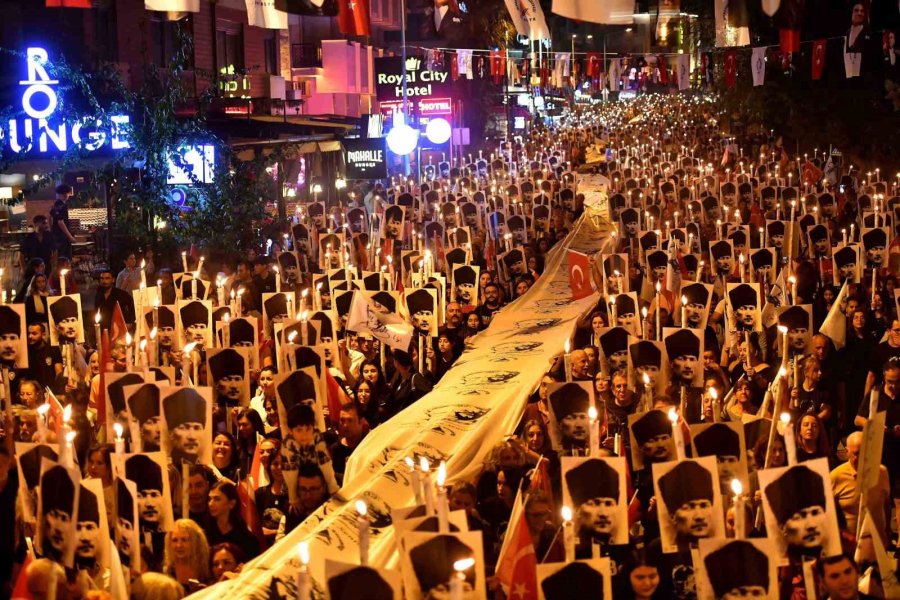 Muratpaşa’da Binler Ata’ya Saygı Yürüyüşünde Bir Araya Geldi