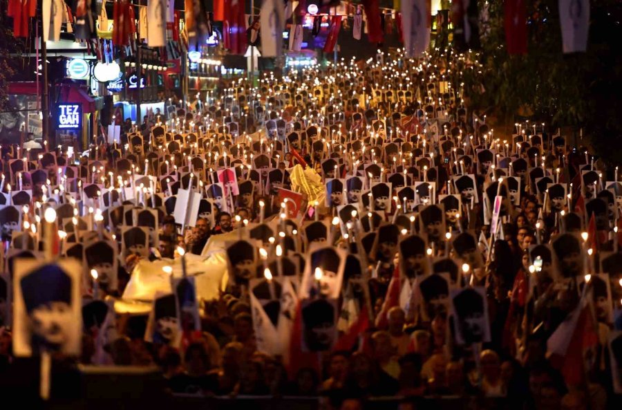 Muratpaşa’da Binler Ata’ya Saygı Yürüyüşünde Bir Araya Geldi