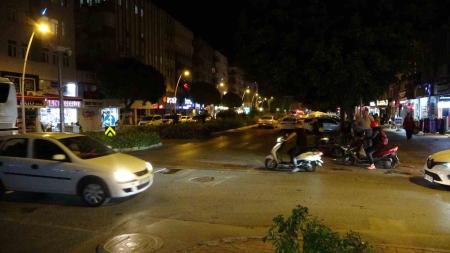 Motosiklet Ticari Araç Ve Otomobilin Karıştığı Zincirleme Kazada Motosiklet Sürücüsü Yaralandı