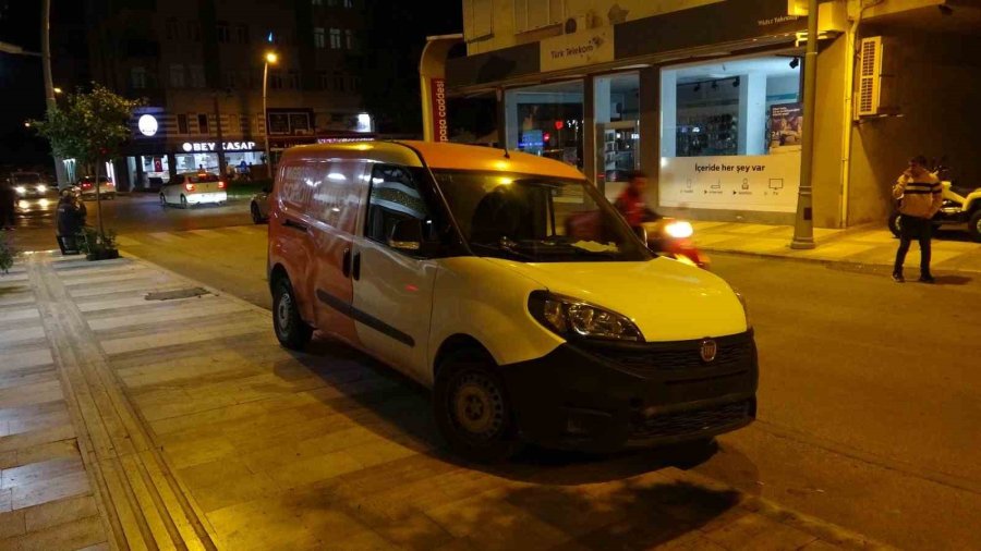 Motosiklet Ticari Araç Ve Otomobilin Karıştığı Zincirleme Kazada Motosiklet Sürücüsü Yaralandı