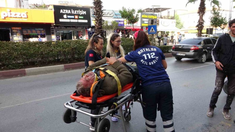 Yayalara Yol Veren Otomobile Motosiklet Arkadan Çarptı: 1 Yaralı