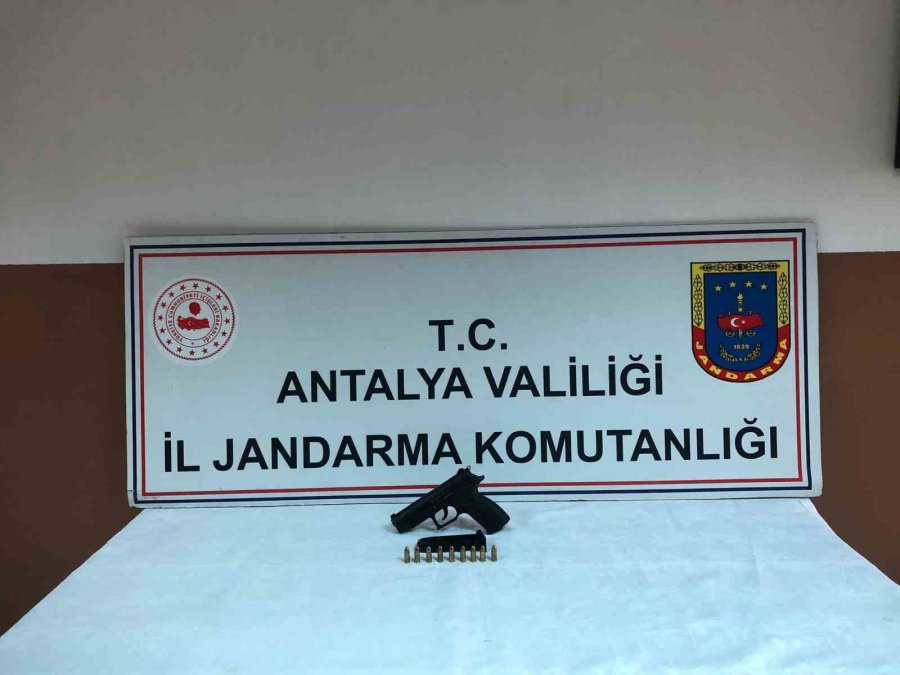 Antalya’da Ruhsatsız Silah Ve Uyuşturucu Operasyonu: 3 Şüpheli Yakalandı