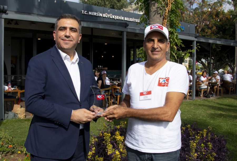 Denizcilerden Başkan Seçer’e Plaket