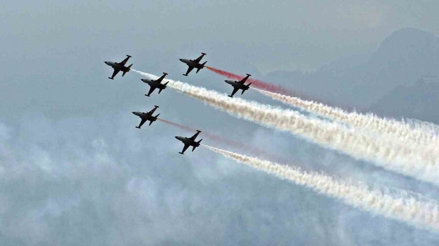 Türk Yıldızları Antalya’yı Yaza Çevirdi: Binlerce Kişi Sahili Doldurdu