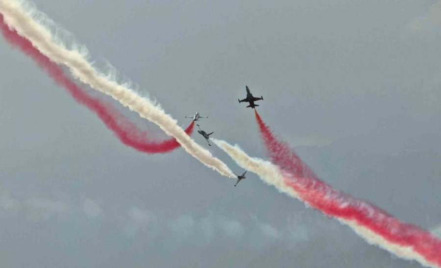 Türk Yıldızları Antalya’yı Yaza Çevirdi: Binlerce Kişi Sahili Doldurdu