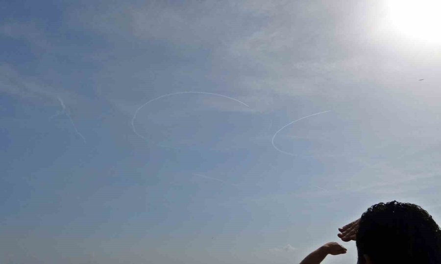 Türk Yıldızları Antalya’yı Yaza Çevirdi: Binlerce Kişi Sahili Doldurdu