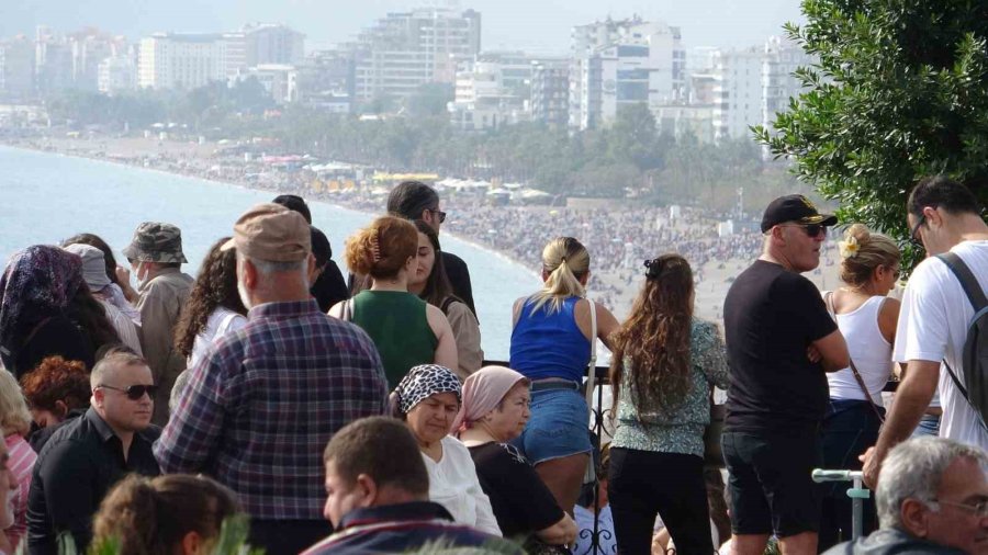 Türk Yıldızları Antalya’yı Yaza Çevirdi: Binlerce Kişi Sahili Doldurdu
