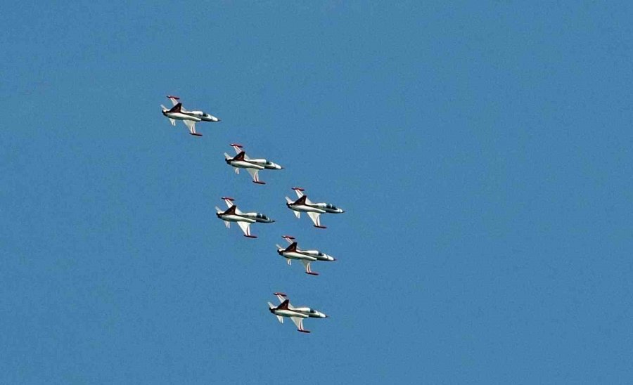 Türk Yıldızları Antalya’yı Yaza Çevirdi: Binlerce Kişi Sahili Doldurdu