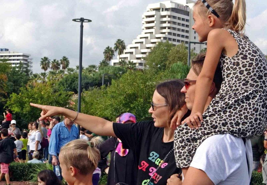 Türk Yıldızları Antalya’yı Yaza Çevirdi: Binlerce Kişi Sahili Doldurdu