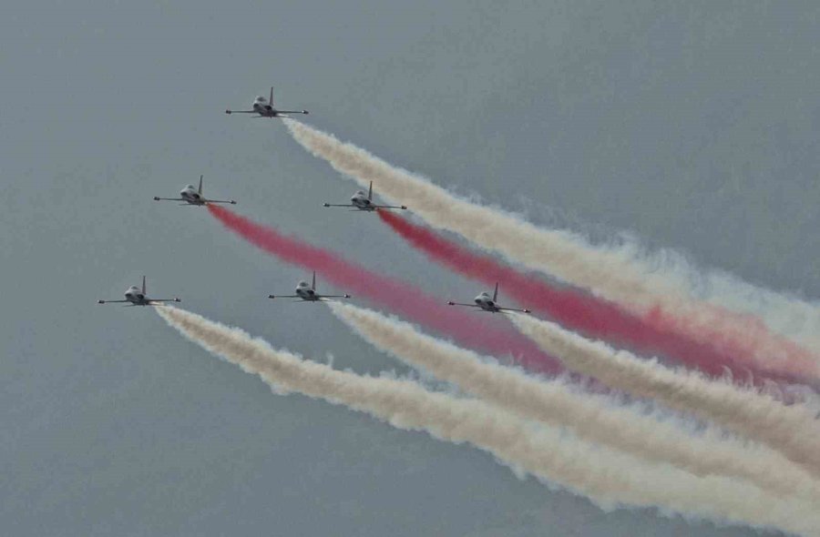 Türk Yıldızları Antalya’yı Yaza Çevirdi: Binlerce Kişi Sahili Doldurdu