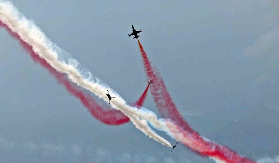 Türk Yıldızları Antalya’yı Yaza Çevirdi: Binlerce Kişi Sahili Doldurdu