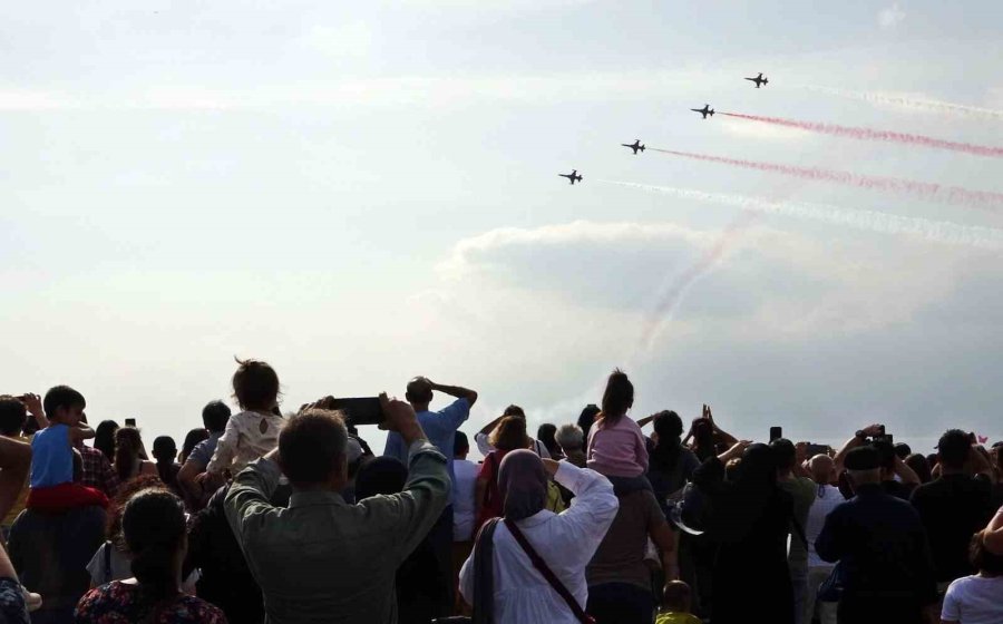 Türk Yıldızları Antalya’yı Yaza Çevirdi: Binlerce Kişi Sahili Doldurdu