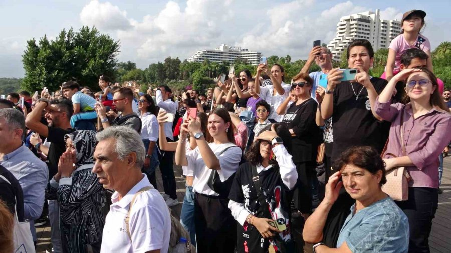 Türk Yıldızları Antalya’yı Yaza Çevirdi: Binlerce Kişi Sahili Doldurdu