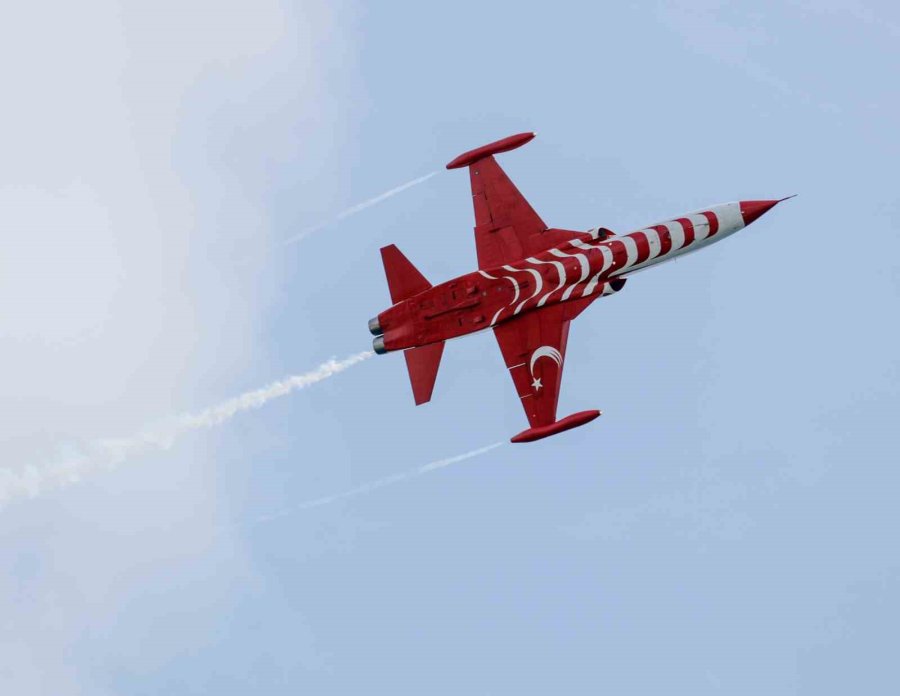 Türk Yıldızları Antalya’yı Yaza Çevirdi: Binlerce Kişi Sahili Doldurdu