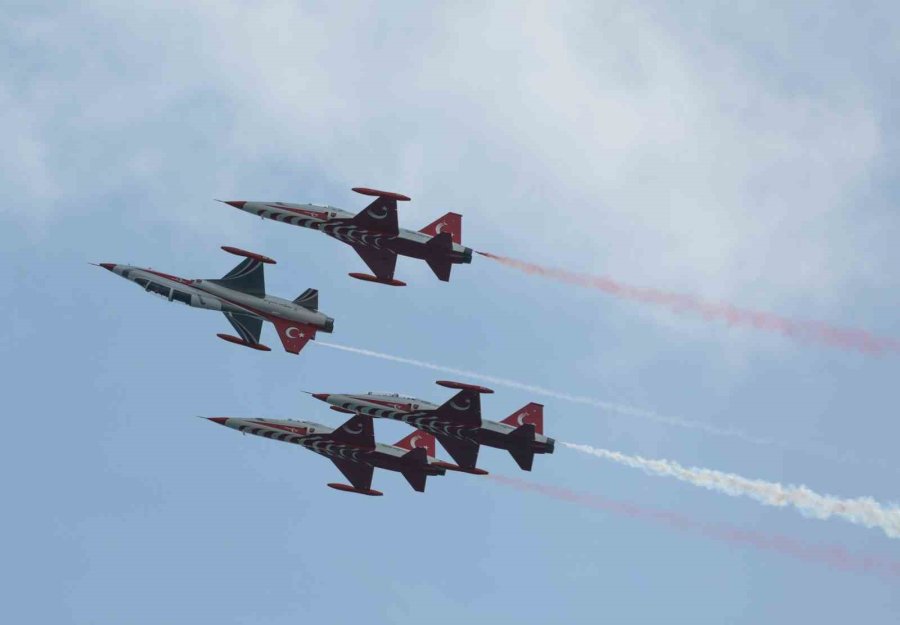 Türk Yıldızları Antalya’yı Yaza Çevirdi: Binlerce Kişi Sahili Doldurdu