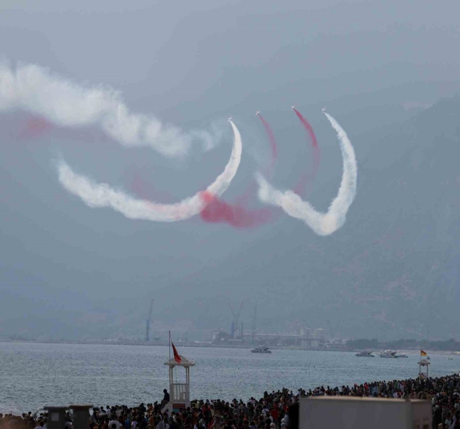 Türk Yıldızları Antalya’yı Yaza Çevirdi: Binlerce Kişi Sahili Doldurdu
