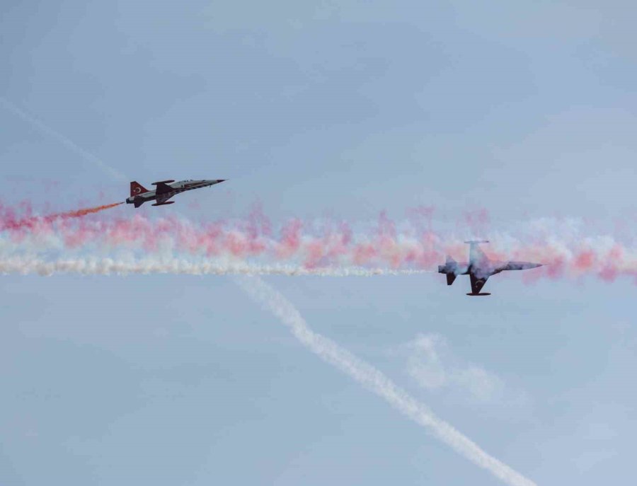 Türk Yıldızları Antalya’yı Yaza Çevirdi: Binlerce Kişi Sahili Doldurdu
