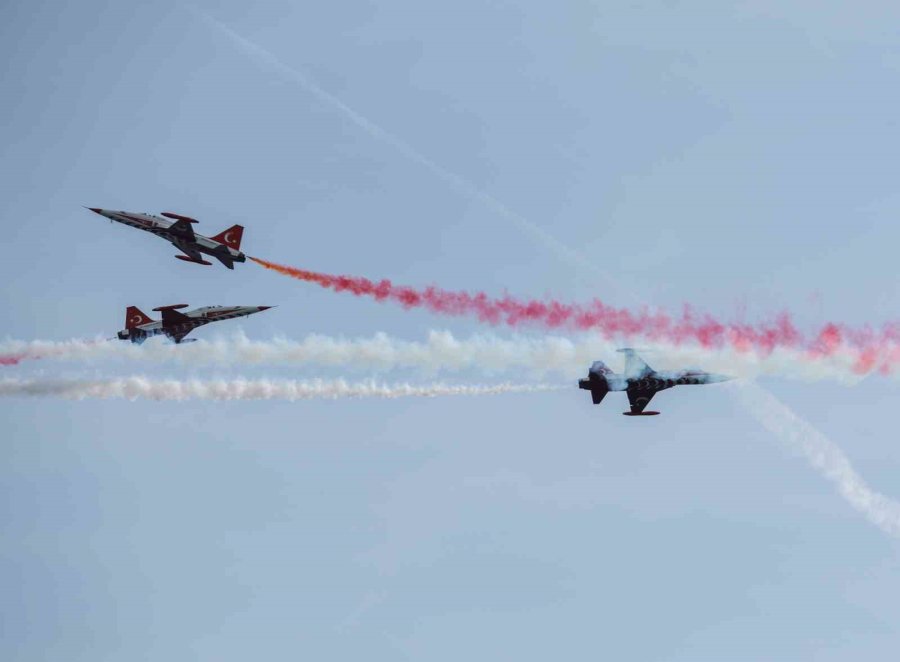 Türk Yıldızları Antalya’yı Yaza Çevirdi: Binlerce Kişi Sahili Doldurdu
