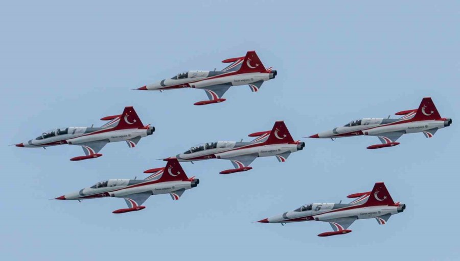 Türk Yıldızları Antalya’yı Yaza Çevirdi: Binlerce Kişi Sahili Doldurdu