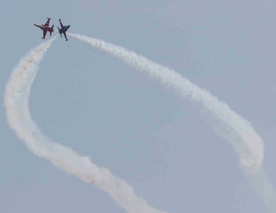 Türk Yıldızları Antalya’yı Yaza Çevirdi: Binlerce Kişi Sahili Doldurdu