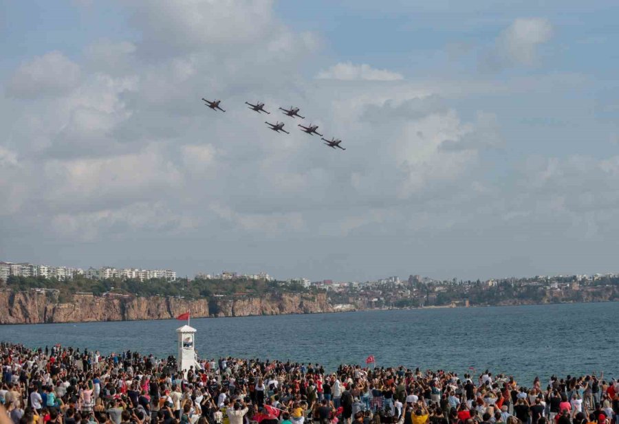 Türk Yıldızları Antalya’yı Yaza Çevirdi: Binlerce Kişi Sahili Doldurdu