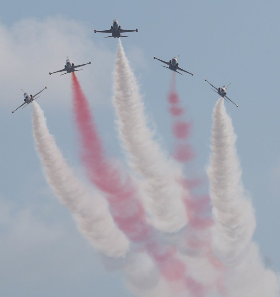 Türk Yıldızları Antalya’yı Yaza Çevirdi: Binlerce Kişi Sahili Doldurdu