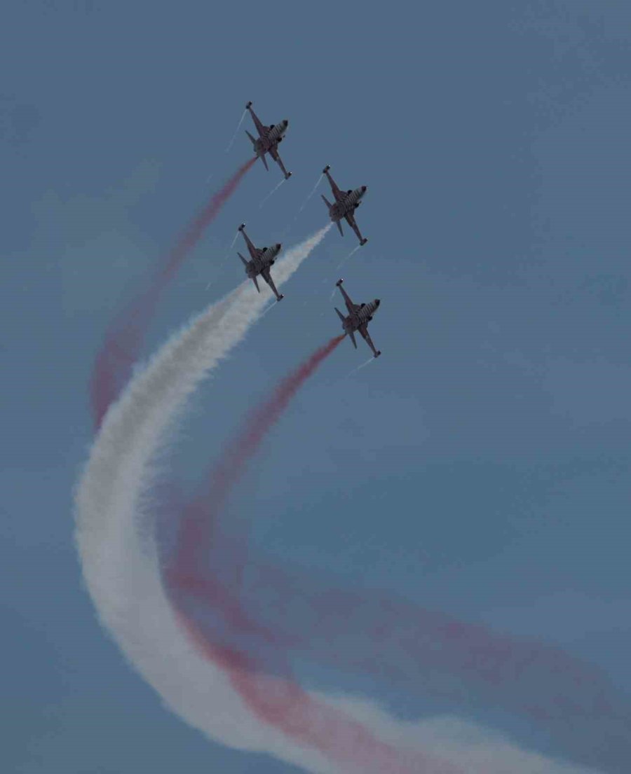 Türk Yıldızları Antalya’yı Yaza Çevirdi: Binlerce Kişi Sahili Doldurdu