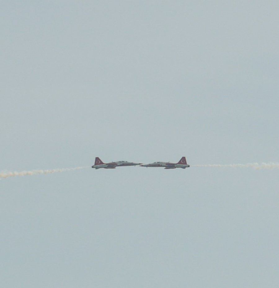 Türk Yıldızları Antalya’yı Yaza Çevirdi: Binlerce Kişi Sahili Doldurdu