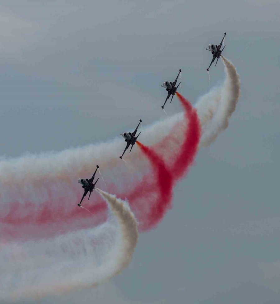Türk Yıldızları Antalya’yı Yaza Çevirdi: Binlerce Kişi Sahili Doldurdu