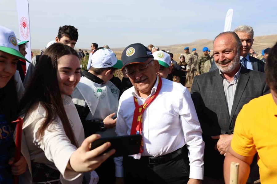 Kayseri Protokolü Gençlerle Fidan Dikti