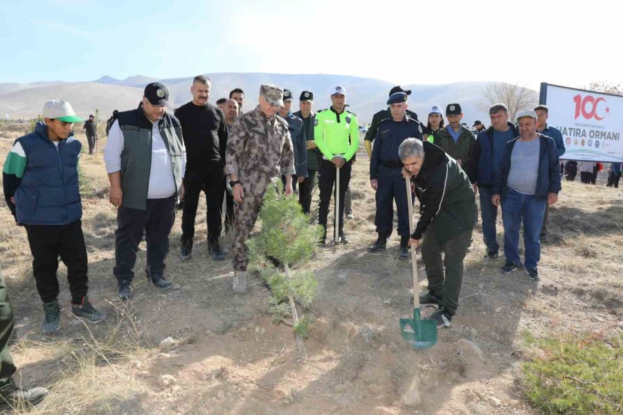 Niğde’de Cumhuriyetin 100. Yılında 100 Bin Fidan Toprakla Buluşuyor