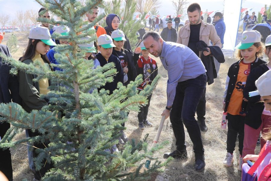 Niğde’de Cumhuriyetin 100. Yılında 100 Bin Fidan Toprakla Buluşuyor