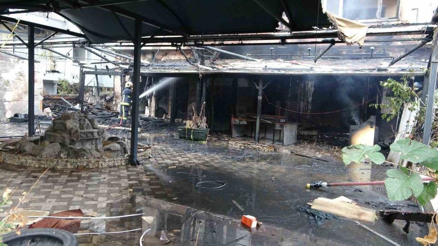 Alev Topuna Dönen 2 Katlı Bina Yangınında Eşinin Otomobili Küle Dönen Adam İsyan Etti