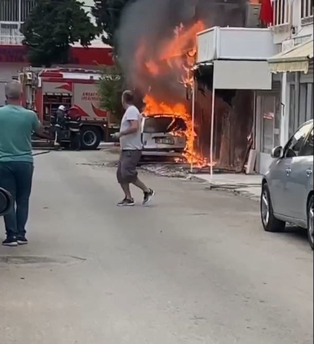 Alev Topuna Dönen 2 Katlı Bina Yangınında Eşinin Otomobili Küle Dönen Adam İsyan Etti