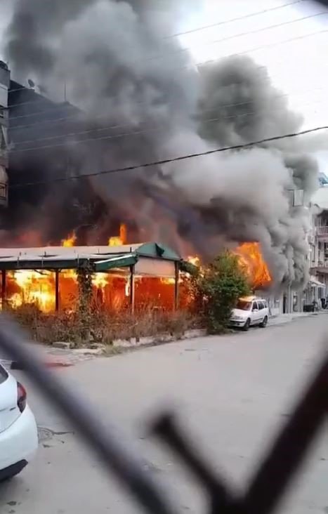 Alev Topuna Dönen 2 Katlı Bina Yangınında Eşinin Otomobili Küle Dönen Adam İsyan Etti