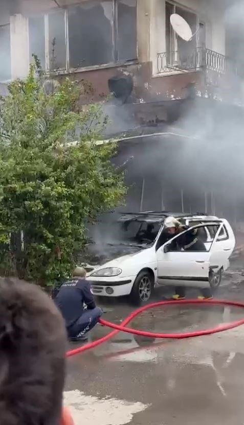 Alev Topuna Dönen 2 Katlı Bina Yangınında Eşinin Otomobili Küle Dönen Adam İsyan Etti