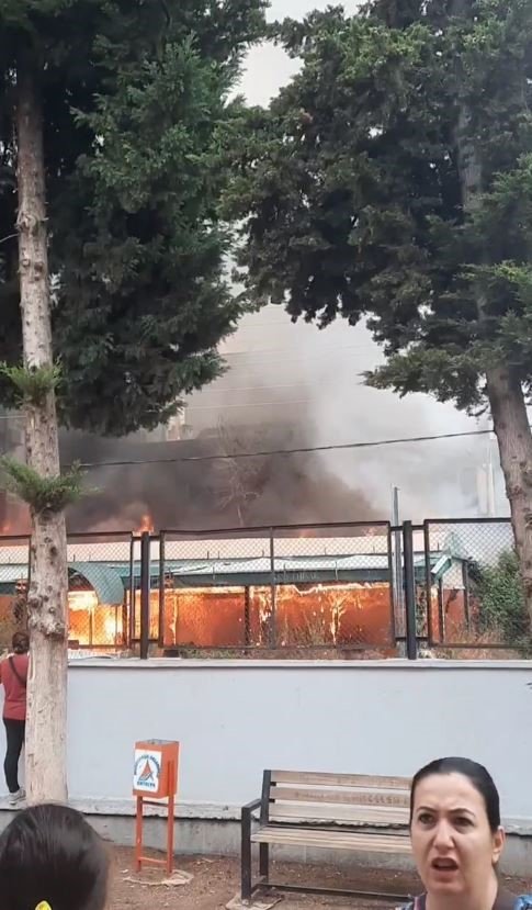 Alev Topuna Dönen 2 Katlı Bina Yangınında Eşinin Otomobili Küle Dönen Adam İsyan Etti