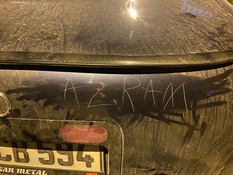 ’her Şeyim’ Dediği Lüks Otomobiline Kesici Alet İle Yazı Yazıldığını Görünce Hayatının Şokunu Yaşadı