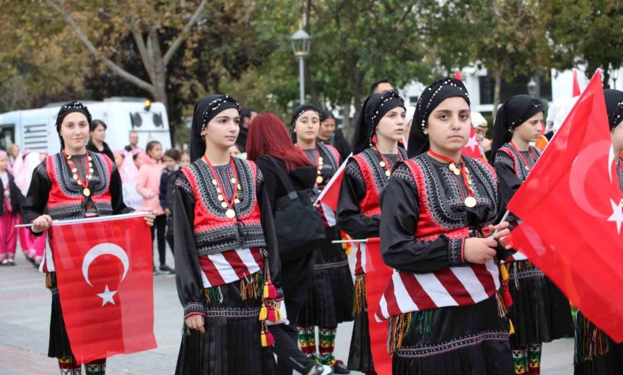 Konya’da Halk Oyunları Minikler Türkiye Şampiyonası Kortejle Başladı