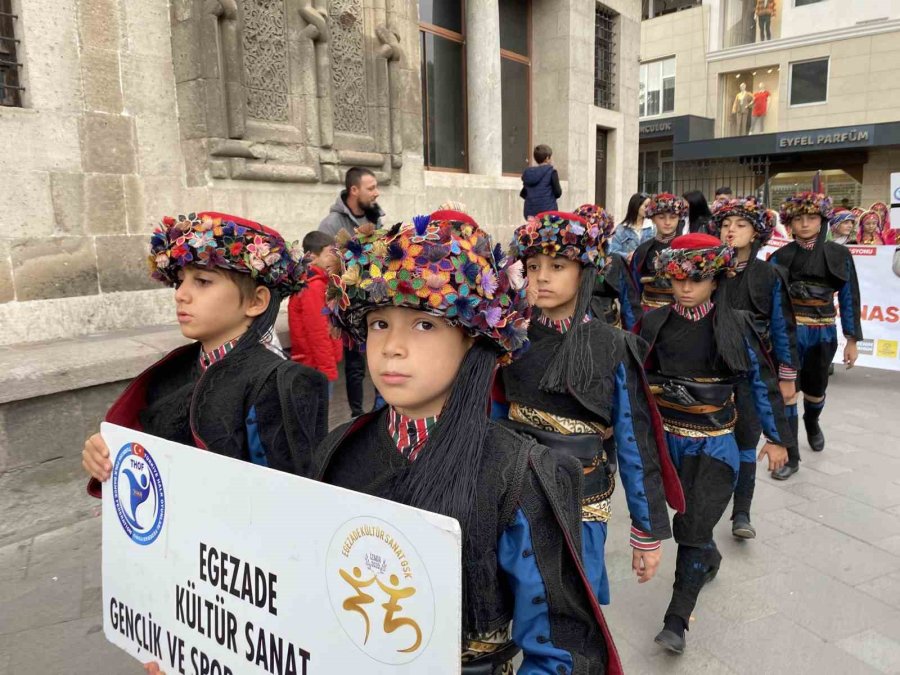 Konya’da Halk Oyunları Minikler Türkiye Şampiyonası Kortejle Başladı
