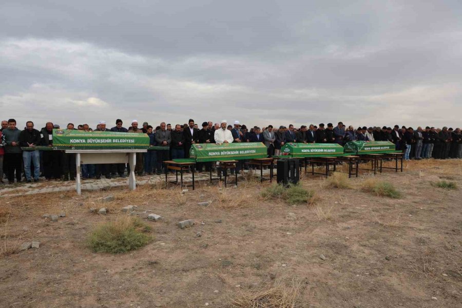 Konya’daki Feci Kazada Hayatını Kaybeden Aynı Aileden 5 Kişi Toprağa Verildi