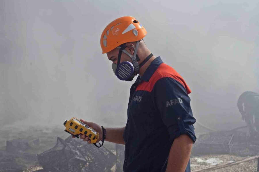 Binlerce Plastik Kasa Alev Alev Yandı, Dumanları 30 Kilometre Uzaklıktan Görüldü