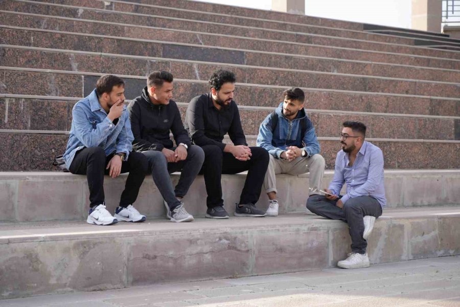 Türkiye’de Eğitim Gören Filistinli Öğrenciler Aileleri İçin Endişeli