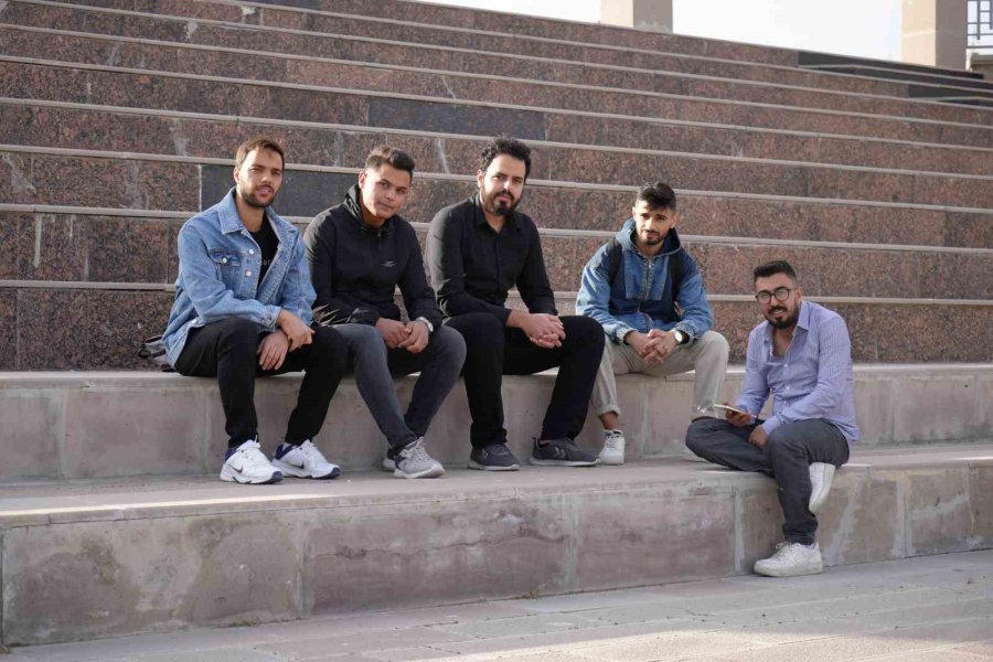 Türkiye’de Eğitim Gören Filistinli Öğrenciler Aileleri İçin Endişeli