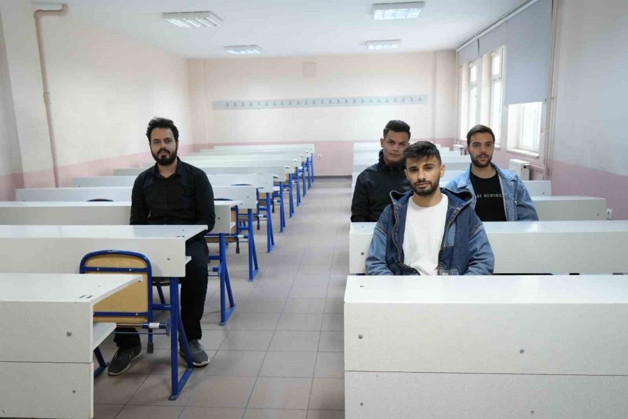 Türkiye’de Eğitim Gören Filistinli Öğrenciler Aileleri İçin Endişeli